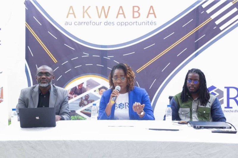 Nana kaba (au centre) a invité les porteurs de projet à s'approprier la plateforme 