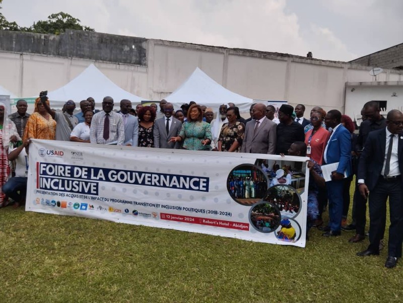 La ministre et les invités ont visité les stands de la foire de la gouvernance inclusive. (DR)
