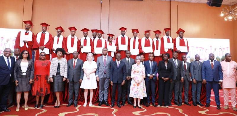 Les diplômés en compagnie des autorités du CEP et de Swiss Umef University ont posé pour la postérité. (Ph: Dr)