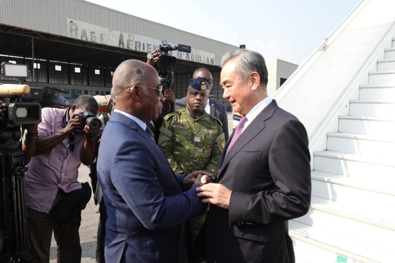 Le ministre Léon Adom a accueilli son homologue chinois. (Ph: Honoré Bosson))