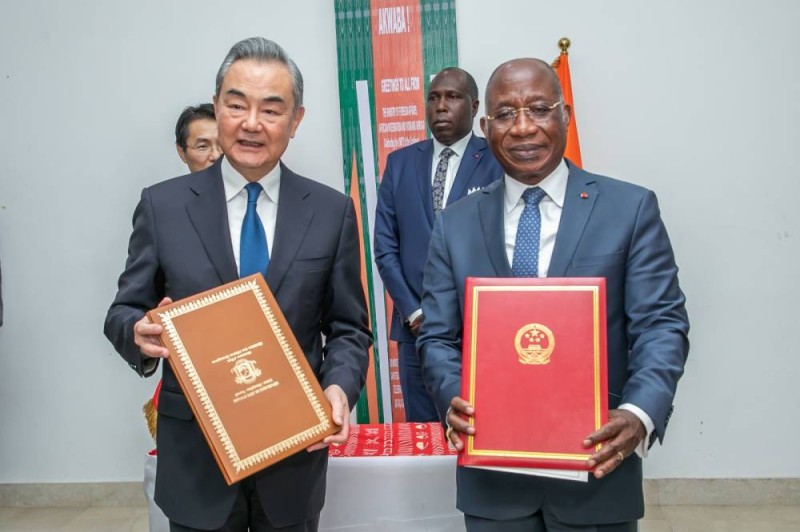 Les chefs de mission diplomatique des deux pays ont procédé le 18 janvier 2024 à la signature d’une attestation de remise-réception de six autobus. (Ph: Dr)