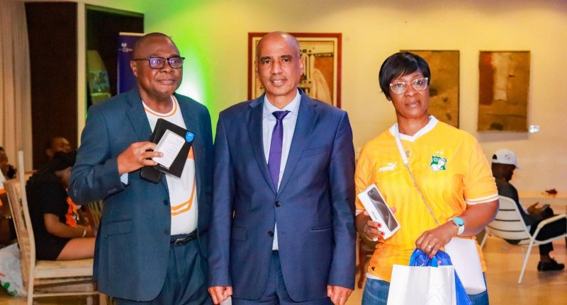 Des heureux gagnants autour du premier responsable de l'entreprise. (Ph: Dr)