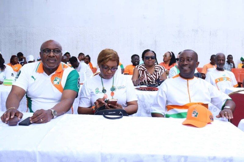 Eric Taba ( à l'angle à droit) a communié avec les nombreux fans de l'équipe nationale à son village Can de Cocody-Vallons. (DR)