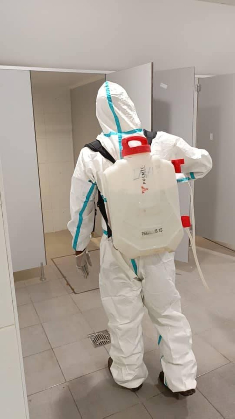 Un agent nettoie des toilettes. (Ph: Dr)