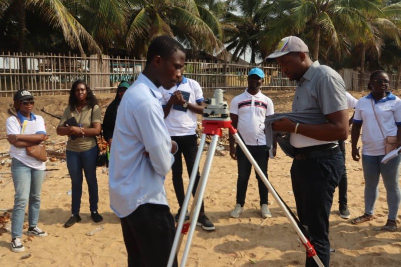 Sur la plage de Jacqueville, les apprenants ont été initiés à la manipulation du Gps différentiel par le Dr Aka Blash (à droite). (Ph: Dr)