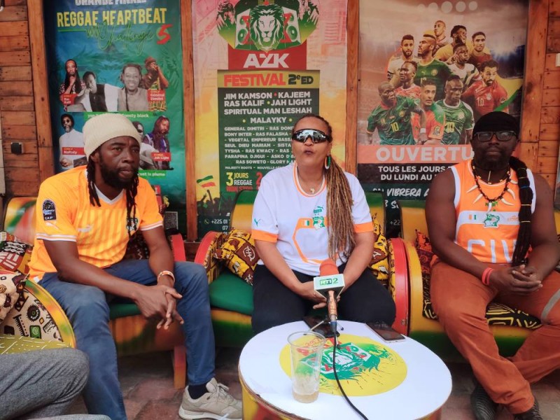 Johalla Okon, promotrice du festival, encadrée par les artistes Général Dimitri (à droite) et Malayky. (Ph: Dr)