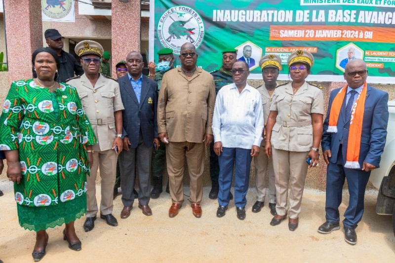 Le ministre Laurent Tchagba et Aka Aouélé aux cotés des agents de la BSSI. (Ph: Dr)