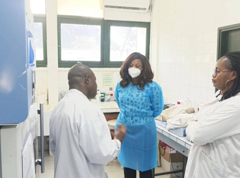 Mme Sandrine Kyane  lors de sa visite des laboratoires
