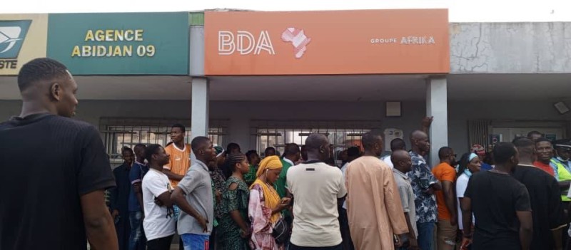 La tâche n'est pas aisée pour les agents de police déployés à La Poste d'Adjamé 225. (Dr)