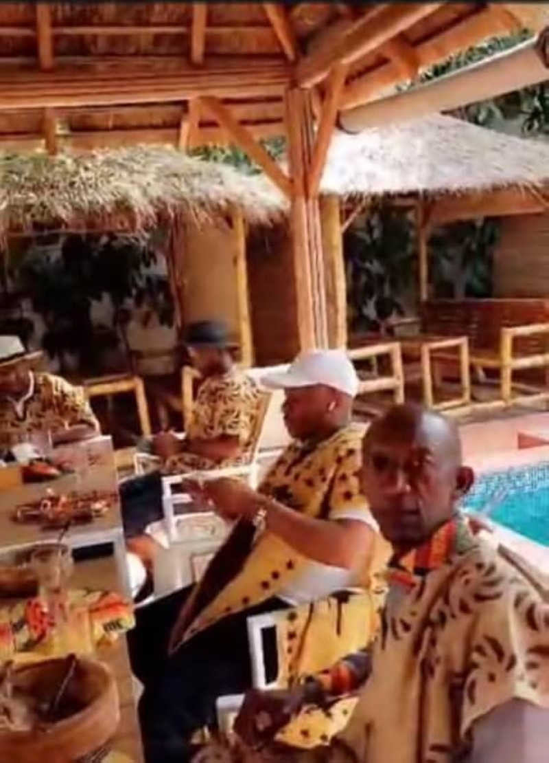 Des supporters autour d'un match dégustent des mets ivoiriens (DR)