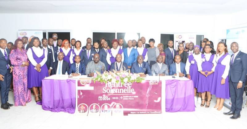Photo de famille des participants à la cérémonie de rentrée solennelle de la Jci Abidjan Elite. (Ph: Dr)