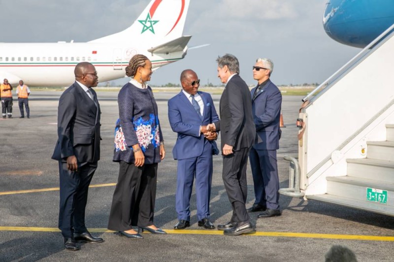 Le secrétaire d’État  a été accueilli à sa descente d'avion par le ministre des affaires étrangères, de l’Intégration africaine et des Ivoiriens de l’Extérieur, Léon Kacou Adom en compagnie de  Jessica Davis Ba, ambassadeur des États-Unis en Côte d’Ivoire. (DR)