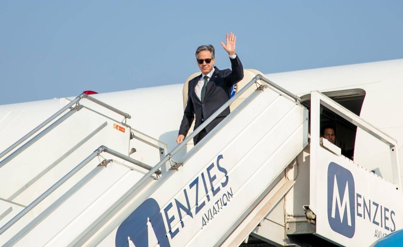 Le Secrétaire d’État américain Anthony Blinken à sa descente d'avion. (Ph: Dr)