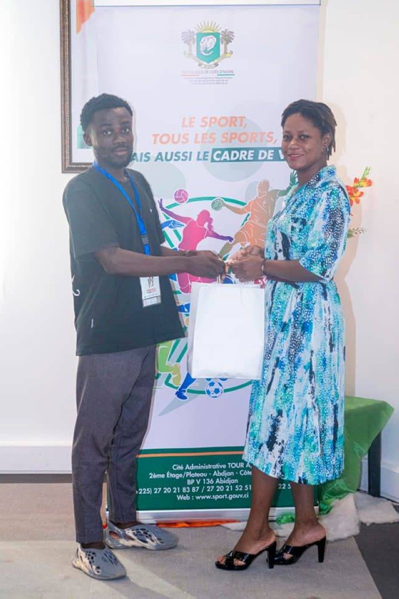 Un participant reçoit son gadget (DR)