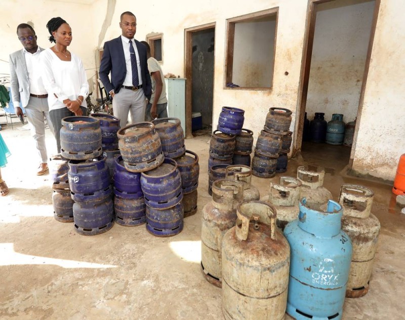 Vazoumana Koné, sous directeur de la Direction de la répression des fraudes (à droite) et ses collaborateurs ont procédé à la saisie. (Ph: Honoré Bosson)