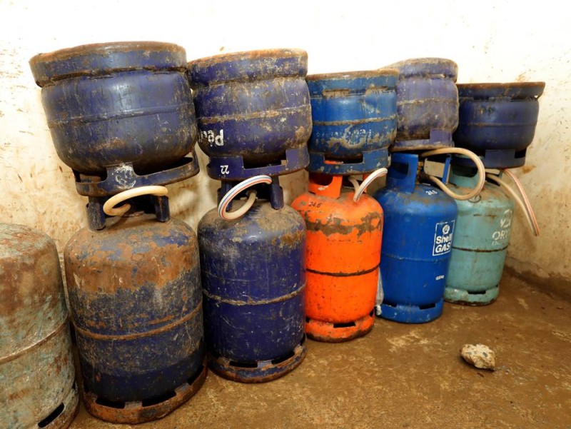 Voilà comment le gaz butane est transvasé des bouteilles B6 (au-dessus) aux bouteilles B12. (Ph: Honoré Bosson)