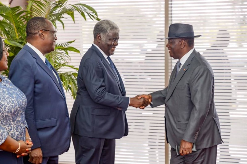 Le Président de la République, Alassane Ouattara (à droite), saluant le Premier ministre Robert Beugré Mambé avant son départ pour la France. (DR)