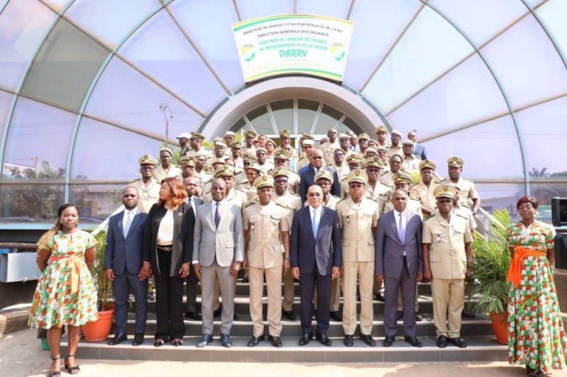 Adama Coulibaly, ministre des Finances et du Budget, (au centre) a pour sa part félicité la Direction Générale des Douanes pour cette performance (DR)