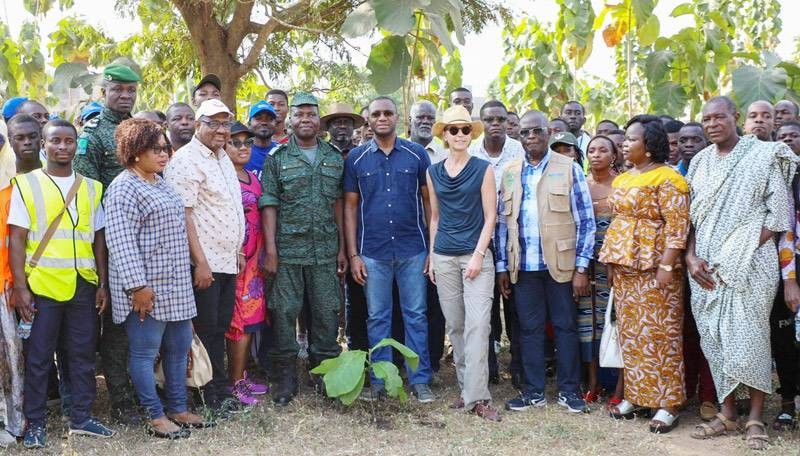La photo de famille après le planting d'arbres pour immortaliser l'événement. (Ph: Dr) 