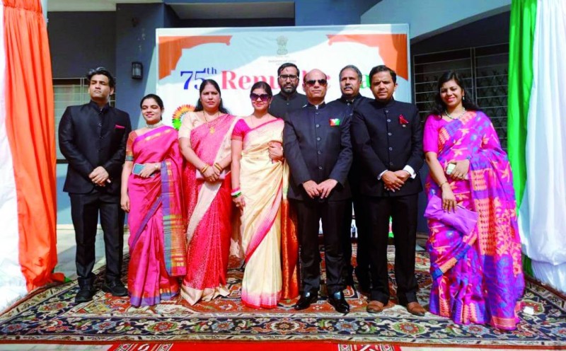 Des ressortissants indiens autour de leur ambassadeur, Dr Rajesh Ranjan. (Ph: Dr)