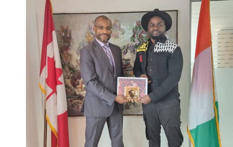 L'artiste Bébi Philip (à droite), en compagnie du diplomate canadien, Anderson Blanc. (Dr)