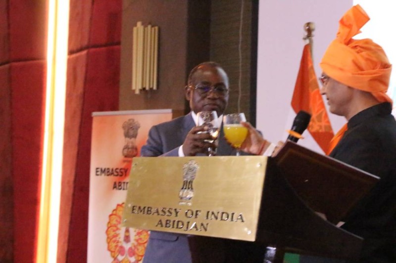 Le ministre N'Guessan Koffi et l'ambassadeur de l'Inde ont porté un toast pour célébrer l'excellente relation diplomatique entre leur deux pays. (DR)
