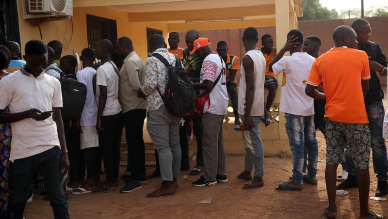 Une file a été observée pour l'achat des tickets d'entrée au stade. (Sébastien Kouassi)