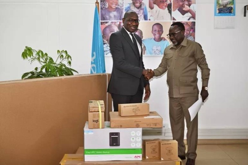 Le Représentant résident de l’Unicef en Côte d'Ivoire, Jean François Basse (à droite),remettant un lot de matériel. (DR)