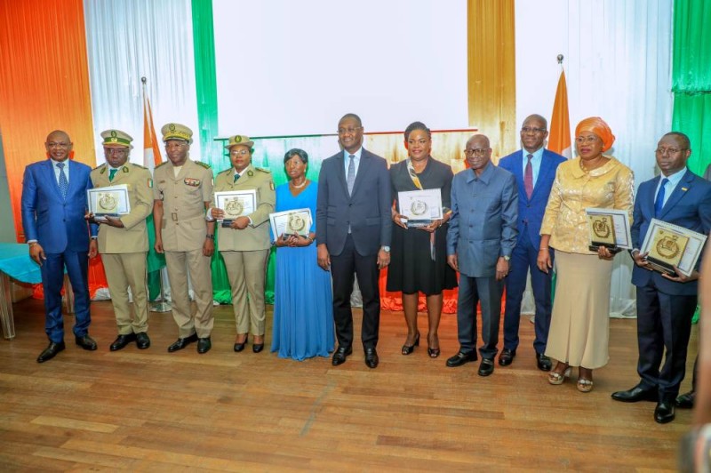 Le ministre Moussa Sanogo (au centre) a encouragé les lauréats classés 2e et 3e du prix d'excellence à persévérer dans l'effort.