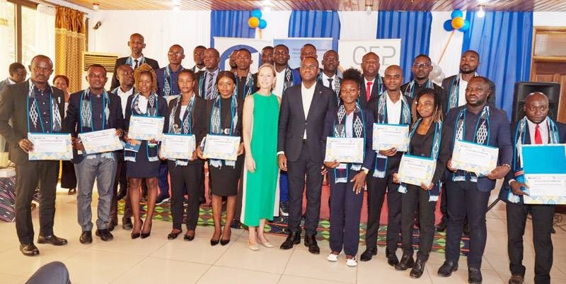 La photo de famille des diplômés et des autorités pour immortaliser l'événement. (Ph: Dr) 
