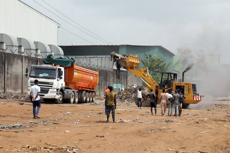 Des opérations de déblayage sont en cours sur les sites déguerpis. (PHOTO HONORE BOSSON)