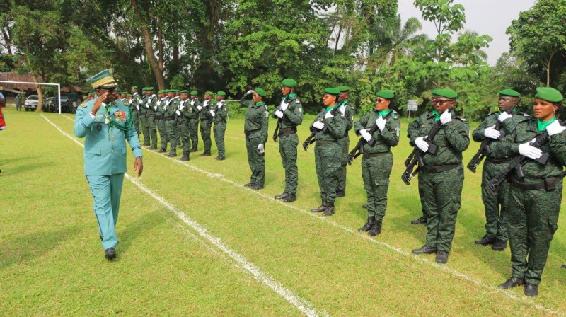 Le Conservateur Général Mamadou Sangaré recevant les honneurs militaires. (Dr)