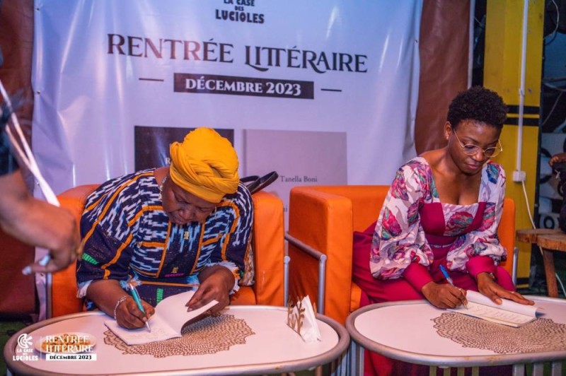 De gauche à droite : Prof. Tanella Boni et Fatou Sy en pleine dédicace. (Ph: Dr)