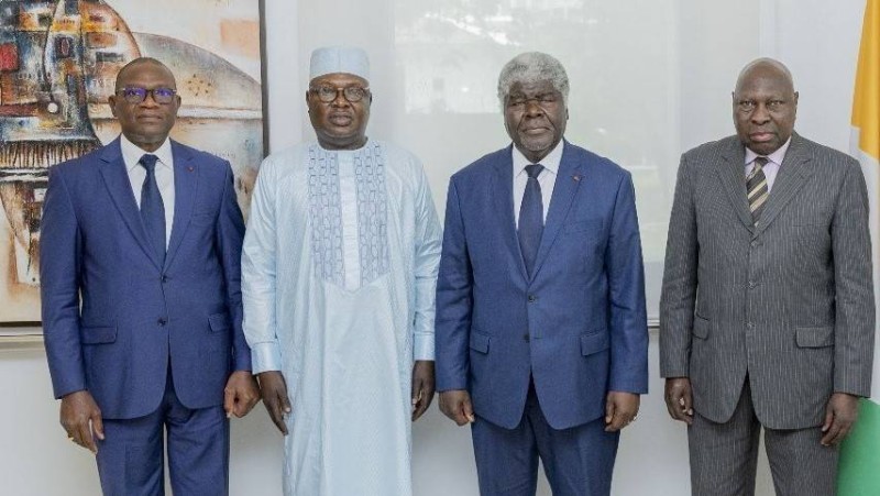 Le Ministre de la Jeunesse et des Sports, Bravo Ouahidou reçu en audience par le Premier Ministre Robert Beugré Mambé.