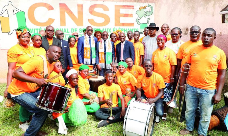 Le ministre délégué Adjé Silas Metch en compagnie des supporters des Éléphants après la remise symbolique des instruments. (Ph: Julien Monsan)
