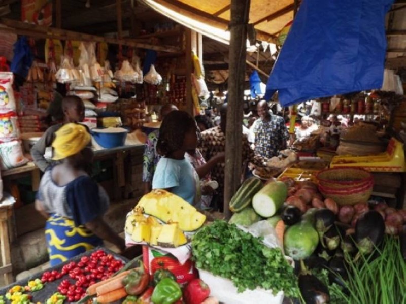 Un marché rempli de denrées alimentaires.