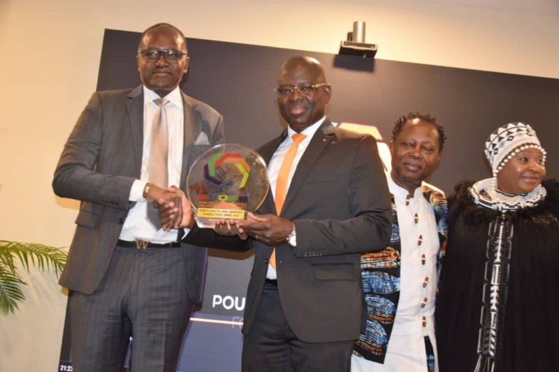 Le directeur général du Burida, Ouattara Karim (à droite), remettant les premiers labels de conformité au droit d’auteur (Dr)
