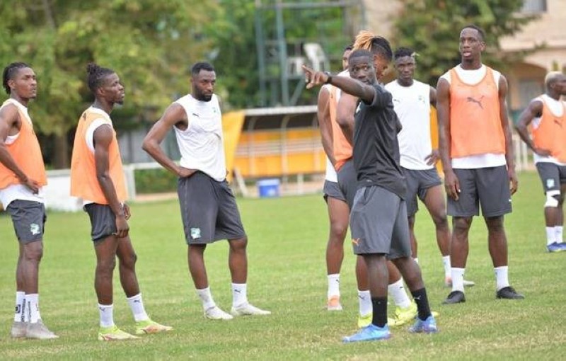 Les joueurs et leur entraîneur. (Ph: Dr)