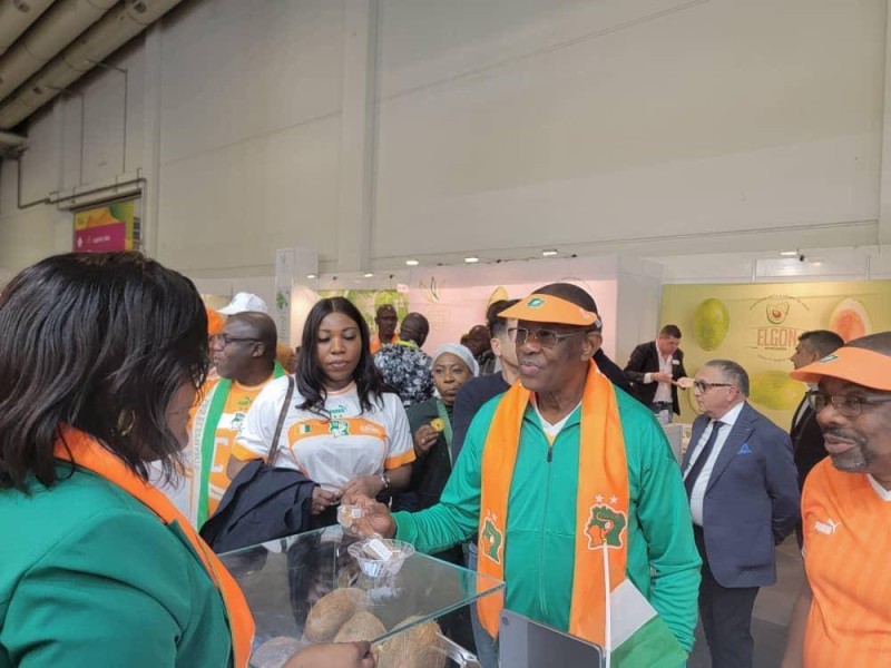 L'ambassadeur Philippe Mangou, venu s'enquérir du déroulement du salon. (DR)