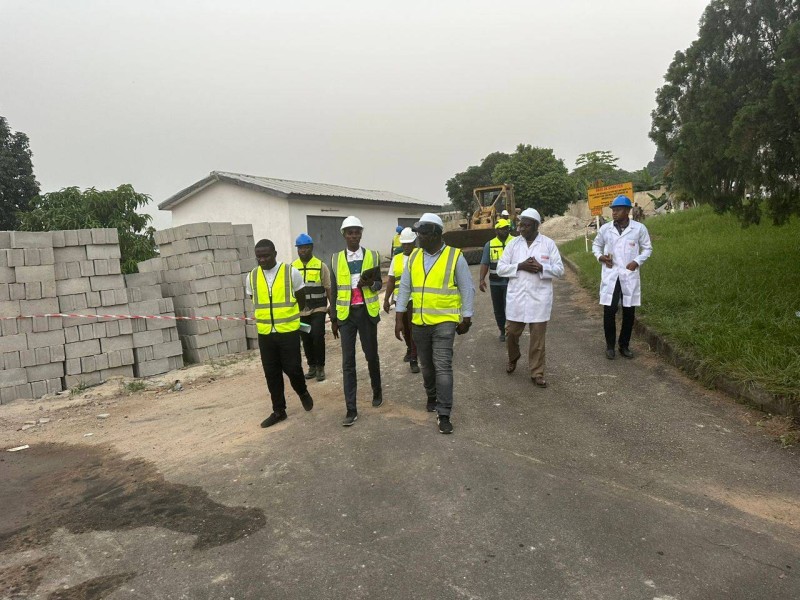 Le coordonnateur du projet de développement des chaines de valeurs vivrières (Pdc2v), Bernard Comoé  a visité le 2 février 2024, les chantiers des  trois laboratoires du laboratoire National d'Appui au développement agricole  (Lanada).
Bernard Comoé a demandé que tout soit mis en œuvre «pour le respect du calendrier avec des travaux de qualité » et la mise à disposition du laboratoire selon le délai de livraison fixé à la fin du mois de mai 2024. Une injonction reçue 5/5 par les responsables dudit chantier. Ces laboratoires  bénéficient actuellement de travaux de rénovation et d’équipement dans le cadre de l’exécution du Pdc2v. Il s’agit du Laboratoire Central Vétérinaire de Bingerville (Lcvb), du laboratoire central pour l’hygiène alimentaire et l’agro-industrie (Lchai) et du Laboratoire central d’agrochimie et d’écotoxicologie (Lcae).
Il est donc impératif de les réaliser dans les délais avec du matériel de qualité’’, a-t-il déclaré. Et d’insister : «J’exhorte toutes les entreprises en charge des travaux à accélérer les processus. Nous sommes disposés à les assister afin de surmonter les difficultés. Désormais ces visites seront mensuelles pour suivre de près ces travaux de réhabilitation et d’équipement».
 Ces trois laboratoires du Lanada, des références dans la sous-région interviennent dans le cadre de la sécurité alimentaire en Côte d’Ivoire. Et leur réhabilitation et équipement constitue une priorité pour le gouvernement. Ces différents laboratoires ont été ouverts pour la plupart en 1970, et non jamais connu de réhabilitation. Au terme de ces différentes réhabilitations, le projet de développement des chaines de valeurs  vivrières compte les équiper en matériels technologiques de dernière génération avec des sources d’énergie verte. (DR)
