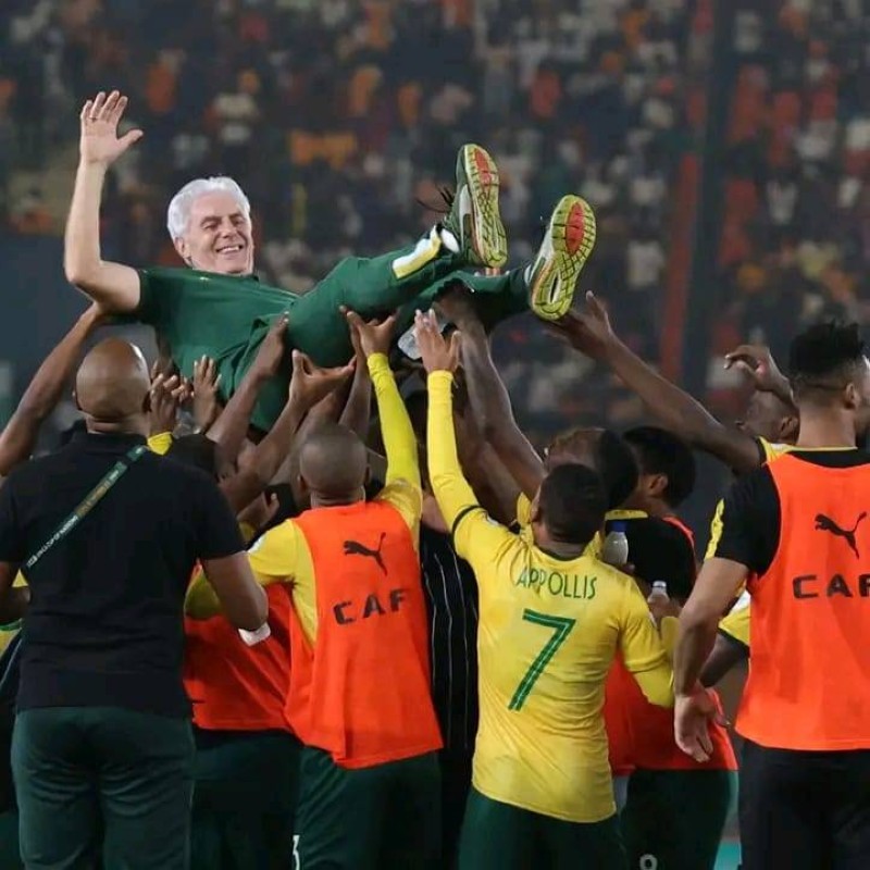 Le sélectionneur de l'Afrique du Sud célébré par ses joueurs. (Ph: Dr)