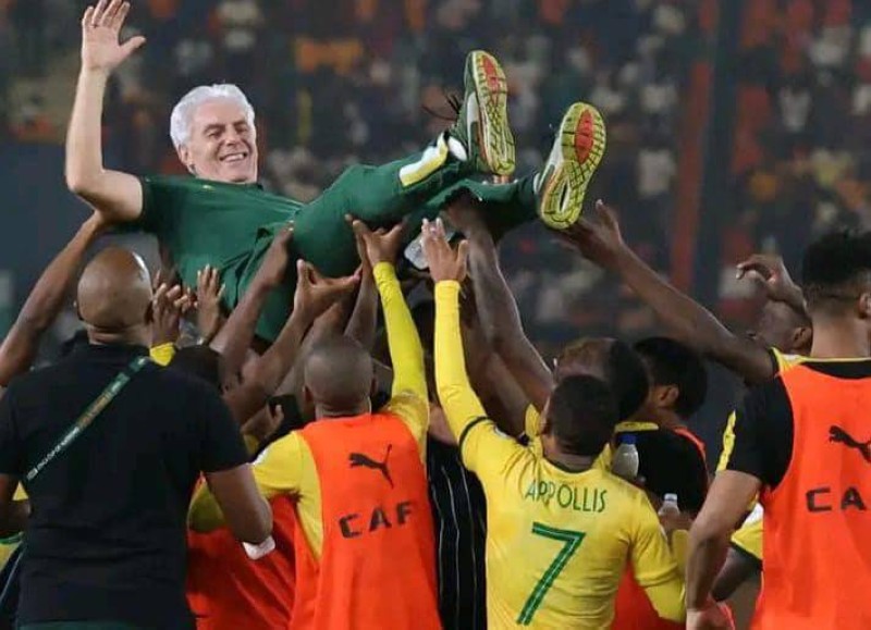 Le coach Sud-Africain porté en triomphe par ses poulains 