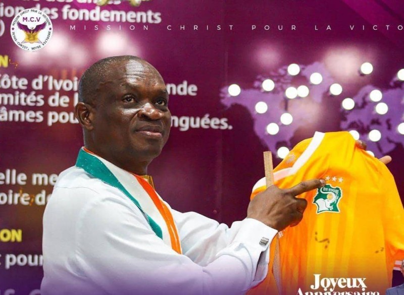 Avant le match, le Pasteur a présenté un maillot avec 3 étoiles. (Ph: Dr)