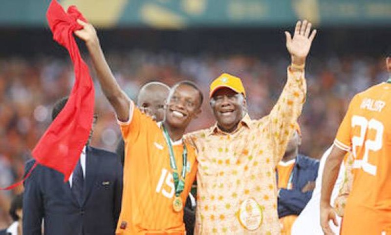 Max Alain Gradel, capitaine des Éléphants en compagnie du Président de la République. (Ph: Dr)