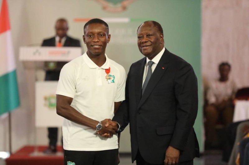 Le chef de l'Etat a chaleureusement félicité Max Alain Gradel. (Ph: Dr)