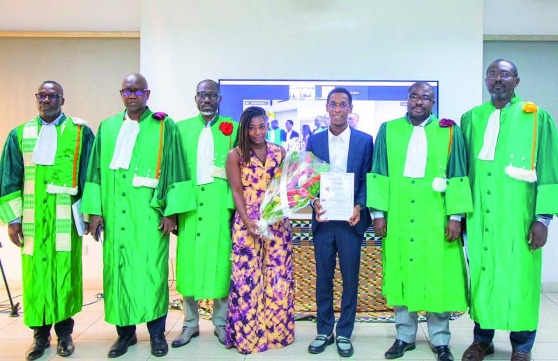 Heureux de faire partie des docteurs de Côte d'Ivoire et d'apporter sa pierre à l'édifice dans l'éducation, Zoh Saho Venance en compagnie de son épouse a reçu les félicitations du jury. (DR)