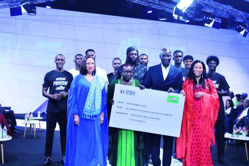 Le chèque de 50 000 dollars porté par les officiels. (Ph: Dr)