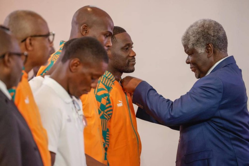 Le sélectionneur Emerse Faé recevant sa médaille. (Ph: Dr)