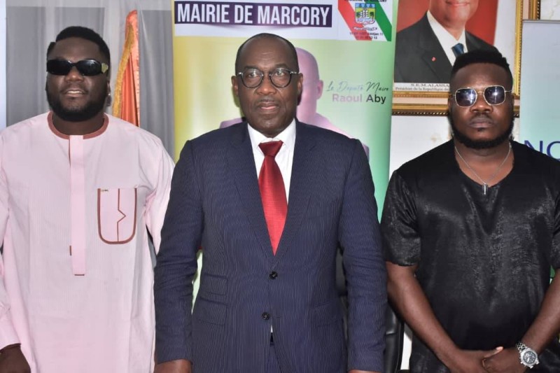 Le maire de Marcory Raoul Aby (au centre), Mix 1er et Zokora du groupe Révolution. (Ph: Dr)