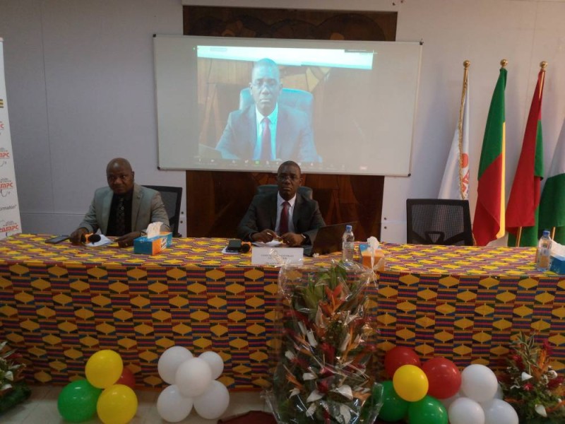 Pr Ahouré Aban (à droite) , invite les dirigeants africains à investir davantage dans les ressources humaines pour réussir leurs transformations structurelles. (Franck YEO)